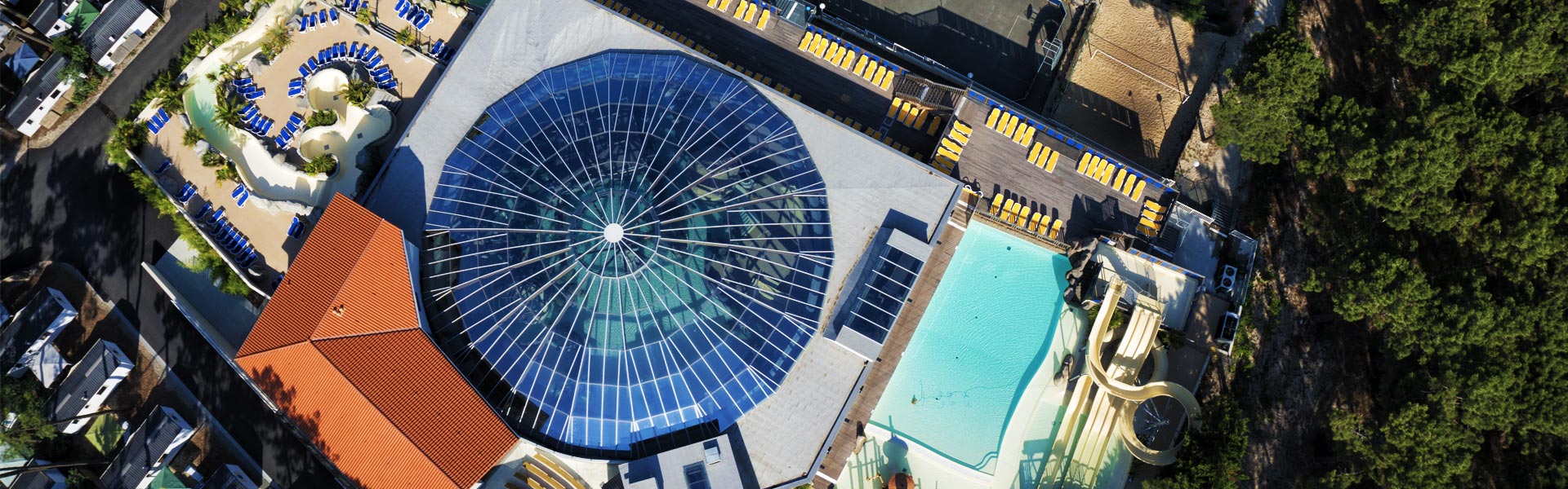 Images touristiques en drone d'un camping